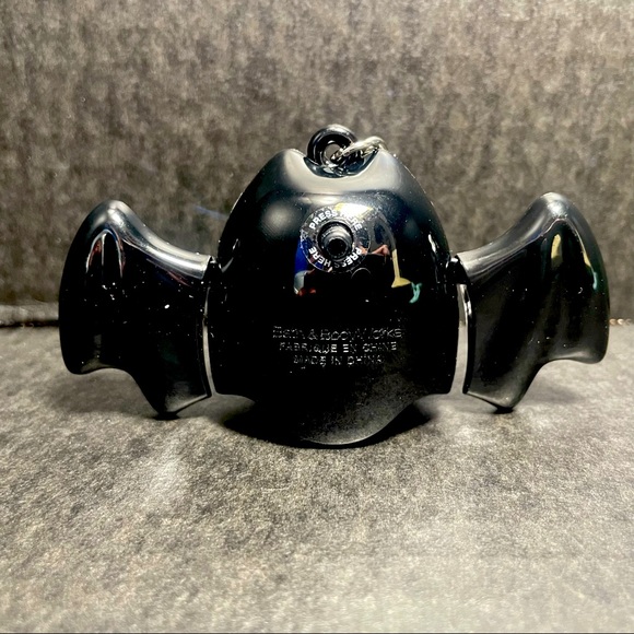 BNWT Bath & Body Works Bat Anti-Bac holder WINGS FLAP with a push of a button - Picture 2 of 7